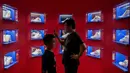 Pengunjung melihat sepatu Air Jordan yang dipamerkan dalam pameran NBA (National Basketball Association) di Beijing, China, Senin (19/8/2019). (NICOLAS ASFOURI/AFP)