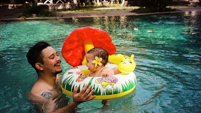 7 Potret Derby Romero saat Asuh Putrinya yang Makin Besar Ini Kompak Banget