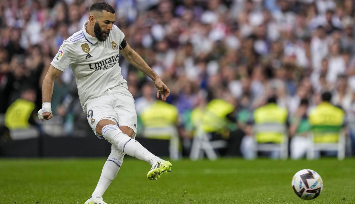 Pemain Real Madrid, Karim Benzema, berhasil mencetak gol dari titik penalti ke gawang Athletic Bilbao saat menjalani pertandingan terakhirnya bersama Real Madrid di Santiago Bernabeu, Minggu (4/6/2023) malam WIB. Gol tersebut membuat dirinya menjadi pemain kedua paling subur di Real Madrid dengan torehan 353 gol. (AFP/Pierre-Philippe Marcou)