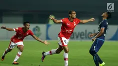 Penyerang Persija, Bruno da Silva Lopes (tengah) merayakan gol ke gawang Arema FC saat laga lanjutan Liga 1 Indonesia di Stadion Patriot Candrabhaga, Bekasi, Jumat (2/6). Persija unggul 2-0 atas Arema FC. (Liputan6.com/Helmi Fithriansyah)