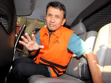 Gubernur Sumut Gatot Pujo Nugroho usai diperiksa KPK, Jakarta, Rabu (5/8/2105). Gatot dan Evy menjalani pemeriksaan perdana usai menjadi tahanan KPK sebagai saksi untuk tersangka OC Kaligis dalam kasus suap hakim PTUN Medan. (Liputan6.com/Helmi Afandi)
