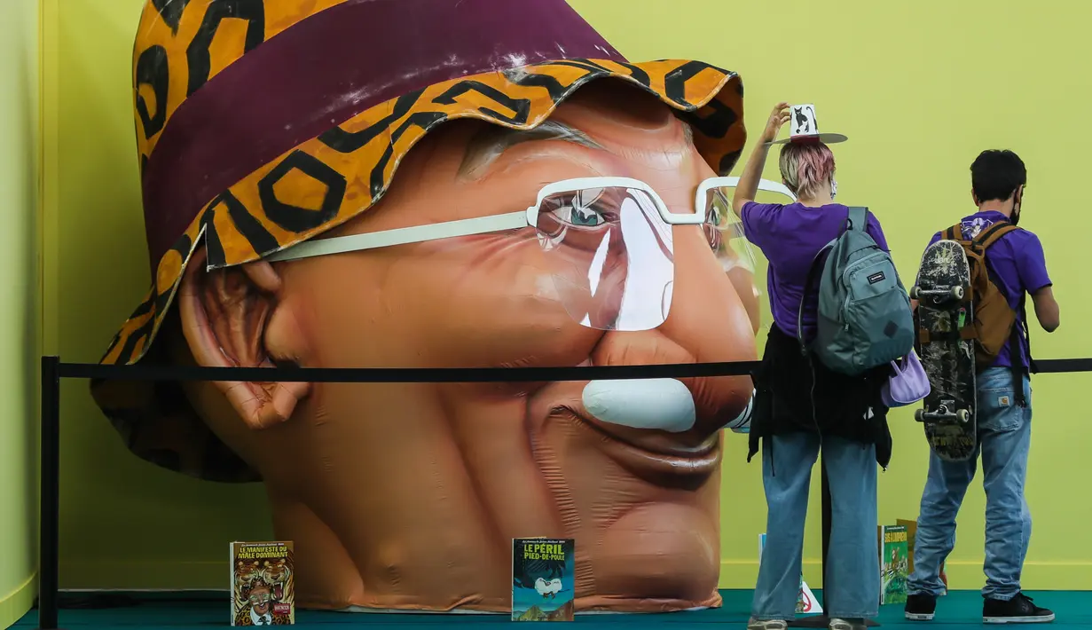 Sejumlah pengunjung menyaksikan pameran komik saat hari pembukaan Festival Komik Setrip Brussel di Gare Maritime of Tour & Taxis di Brussel, Belgia, 11 September 2020. Akibat dampak COVID-19, jumlah peserta pameran dan pengunjung di festival itu mengalami penurunan tahun ini. (Xinhua/Zheng Huansong)