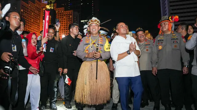 Kapolri Jenderal Listyo Sigit Prabowo bersama Menteri Sekretaris Negara (Mensesneg) Prasetyo Hadi meninjau suasana perayaan HUT Kemerdekaan Republik Indonesia ke-80 pada Minggu (17/8/2025) malam berlangsung semarak di kawasan Bundaran Hotel Indonesia (HI)