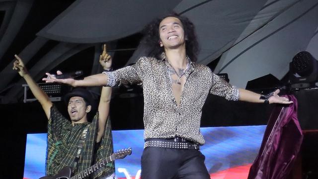 Vokalis Slank, Kaka, bersama Ridho (kiri) dalam konser HUT ke-35 Slank Indonesia Now di GBK, Minggu (23/12). (Bambang Eros/Fimela)