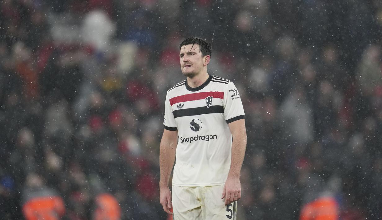 Pemain Manchester United, Harry Maguire tampak kecewa setelah gagal mencetak gol ke gawang Liverpool pada laga lanjutan Liga Inggris 2024/2025 di Stadion Anfiled, Liverpool, Inggris, Minggu (05/01/2024). (AP Photo/Jon Super)