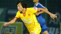 Gelandang andalan Sriwijaya FC, Asri Akbar, cedera di laga kontra Persela Lamongan (9/9/2015). (Bola.com/Kevin Setiawan)