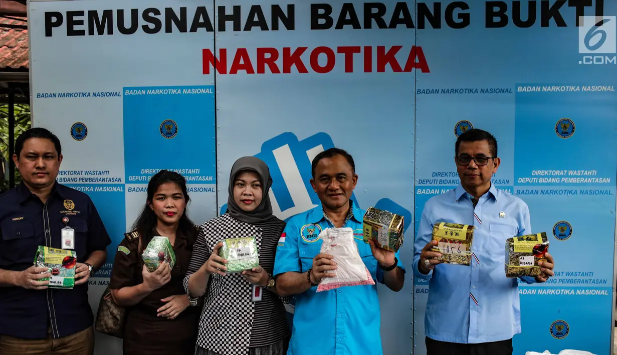 Kepala BNN, Komjen Heru Winarko menunjukkan barang bukti narkoba sebelum dimusnahkan di Gedung BNN, Jakarta, Jumat (1/3). Narkoba yang dimusnahkan  merupakan hasil tangkapan BNN dari November 2018 hingga Januari 2019. (Liputan6.com/Faizal Fanani)