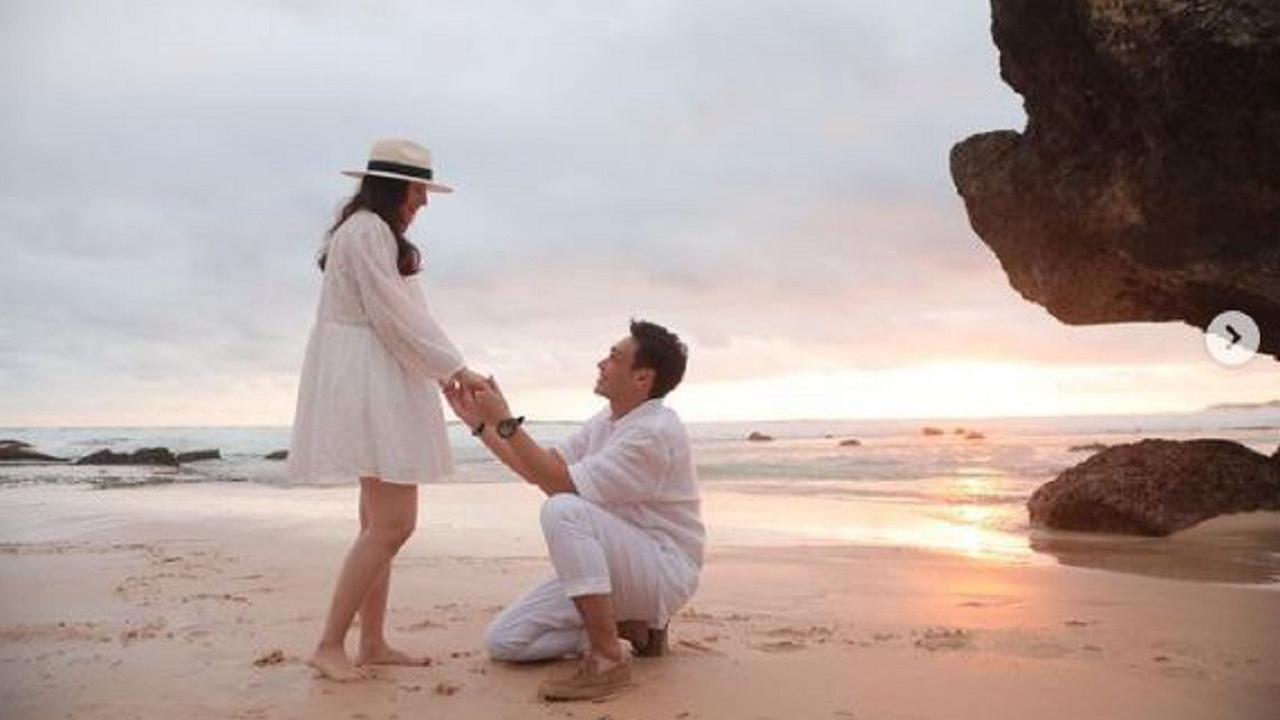 Chelsea Islan dilamar kekasihnya, Rob Clinton Kardinal di tepi pantai di Bali