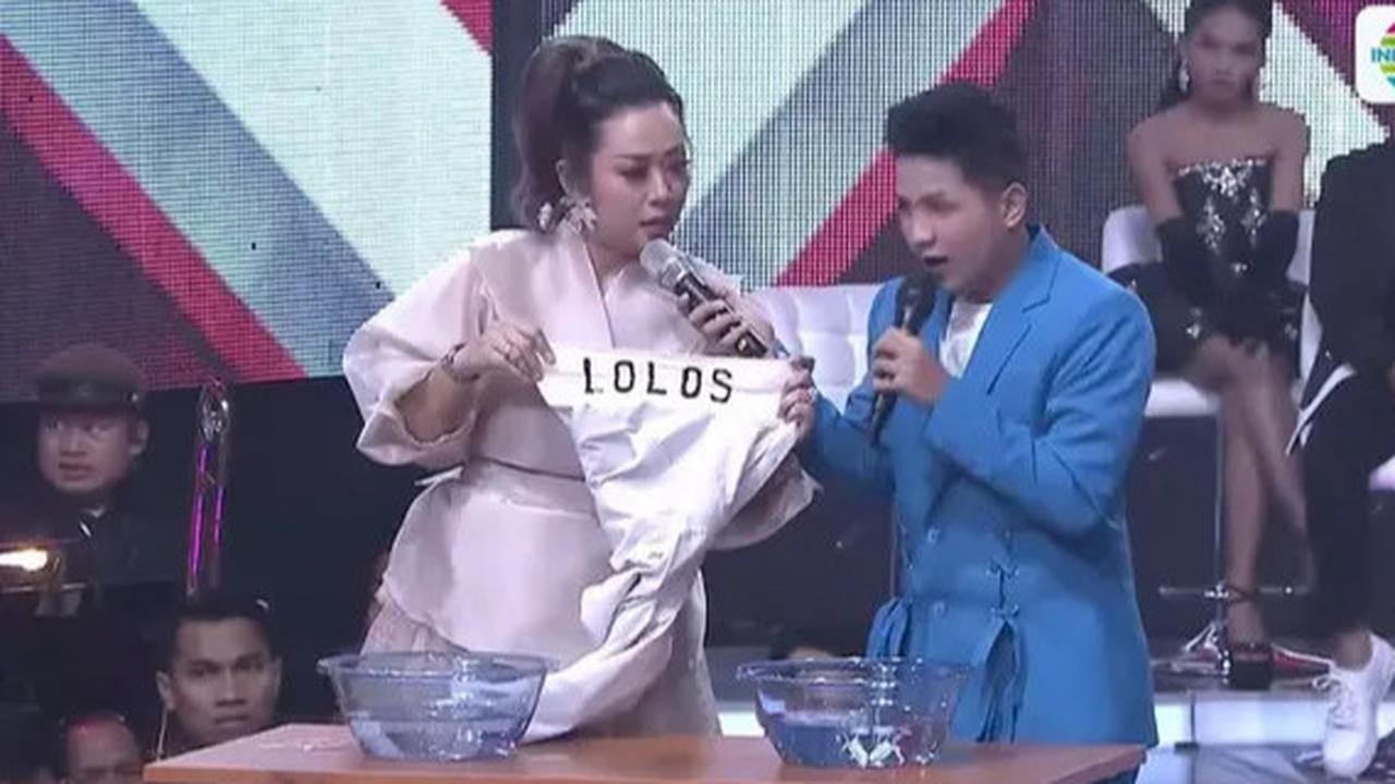 Bikin Kaget Satu Studio, Aksi Kocak Soimah dan Jirayut Cuci Baju di Panggung D'Academy 7