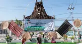 Sebuah instalasi dekorasi menyambut Paus Fransiskus terlihat di tengah jalan di Dili pada 9 September 2024. (Yasuyoshi CHIBA/AFP)