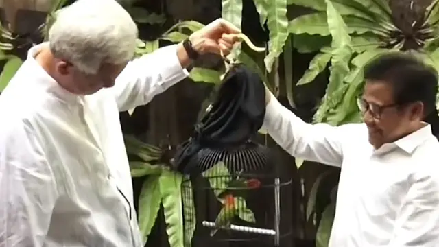 Ganjar Pranowo saat memberikan burung lovebird ke Muhaimin Iskandar