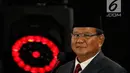 Capres nomor urut 02 Prabowo Subianto saat beradu gagasan selama Debat Pilpres 2019 kelima di Hotel Sultan, Jakarta, Sabtu (13/4). Debat kelima merupakan debat terakhir dalam masa kampanye dan mengambil tema Ekonomi, Kesejahteraan Sosial, Keuangan dan Investasi. (Liputan6.com/Johan Tallo)