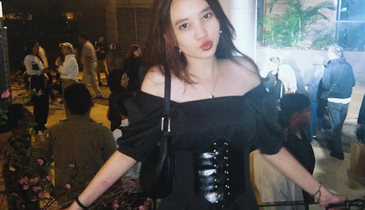 Rambut panjang Sybil pun memilih warna kecoklatan. Ia kerap tampil feminim dengan dress one shoulder dipadukan korset.  [@kana.sybilla]