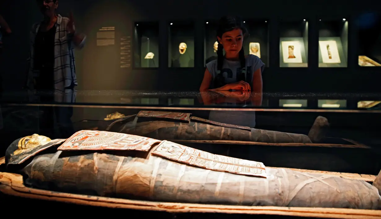 Seorang gadis mengamati mumi berusia 2.200 tahun yang dipajang di Museum Israel, Yerusalem, Rabu (27/7). Mumi Mesir berjenis kelamin pria berusia 30-40 tahun itu bernama "Iret-hor-r-u", yang berarti "Pelindung Mata Horus". (REUTERS/Ronen Zvulun)