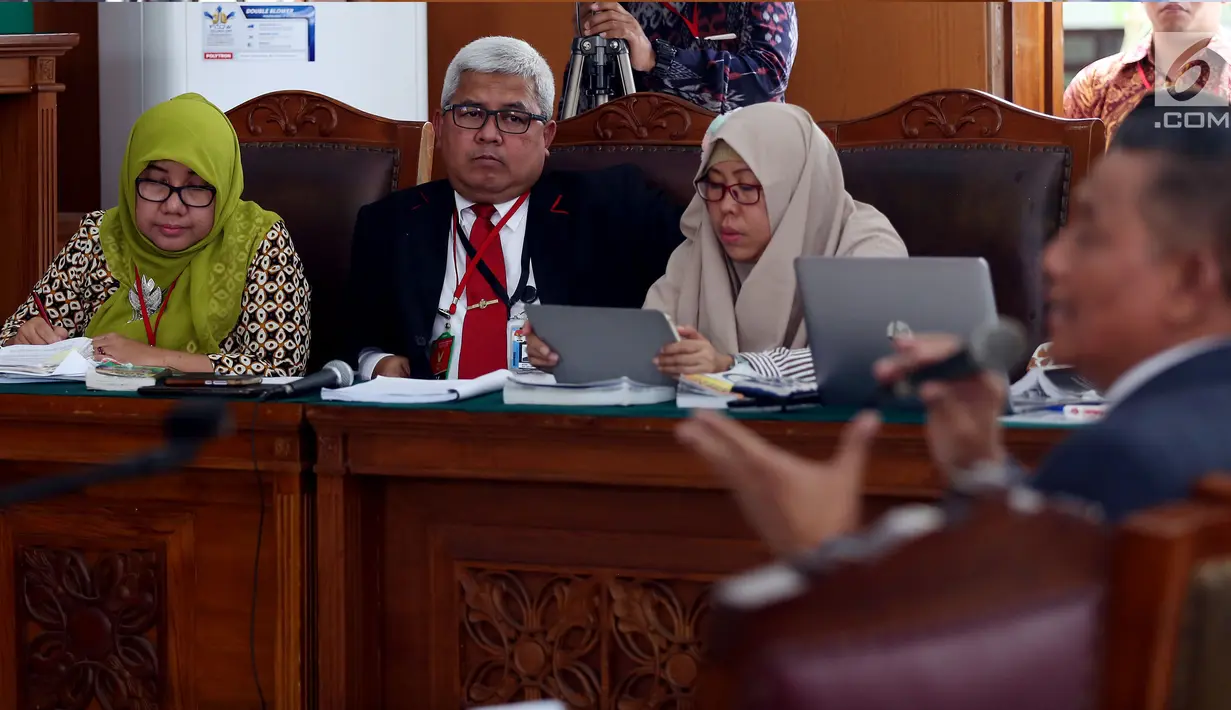 Kepala Biro Hukum KPK, Setiadi mendengarkan kesaksian ahli Pidana dan Hukum Acara, Dr, Mudzakir dalam sidang praperadilan Setya Novanto di PN Jakarta Selatan, Senin (11/12). Tiga saksi ahli dihadirkan pihak Setya Novanto. (Liputan6.com/Johan Tallo)