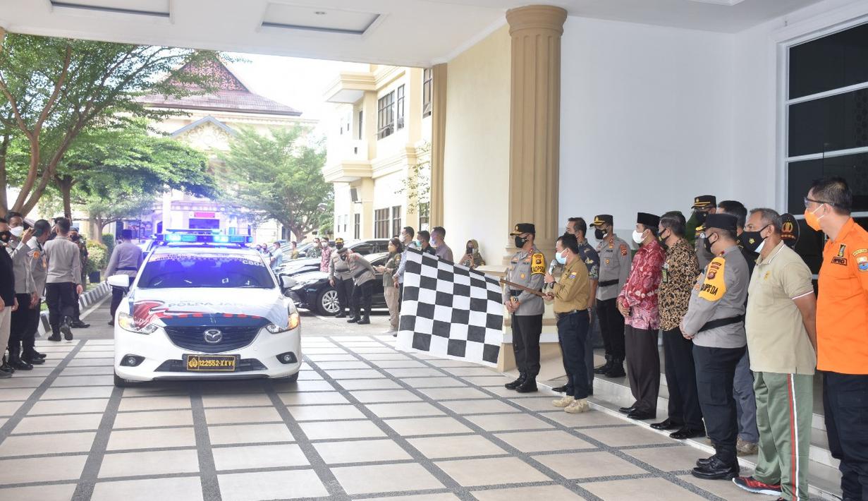 Gubernur Jambi Al Haris bersama jajaran Forum Komunikasi Daerah Provinsi Jambi melepas pendistribusian 100 ton beras bantuan dari EMTEK dan LYMAN di halaman Mapolda Jambi, Jumat (6/8/2021). (Liputan6.com/Istimewa)