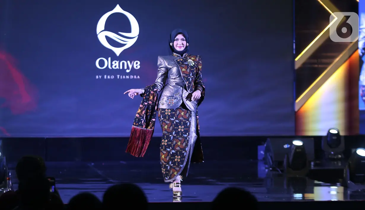Model membawakan busana Batik Taliabu rancangan karya Eko Tjandra dalam Selaras Wastra saat  Cita & Cipta 2024 Liputan6 x Fimela di Shangrila Hotel, Jakarta, Rabu (31/7/2024). (Liputan6.com/Angga Yuniar)