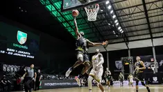 Pemain Dewa United Surabaya, Dishon Lurell Lowery berusaha memasukkan bola saat laga lanjutan Seri 1 IBL 2022 melawan Tangerang Hawks Basketball Club di Hall Basket GBK, Senayan, Kamis (20/01/2022). (Bola.com/Bagaskara Lazuardi)