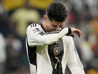 Kai Havertz tak mampu membendung air mata usai Timnas Jerman dipastikan tersingkir dari Piala Dunia 2022. (AP/Martin Meissner)