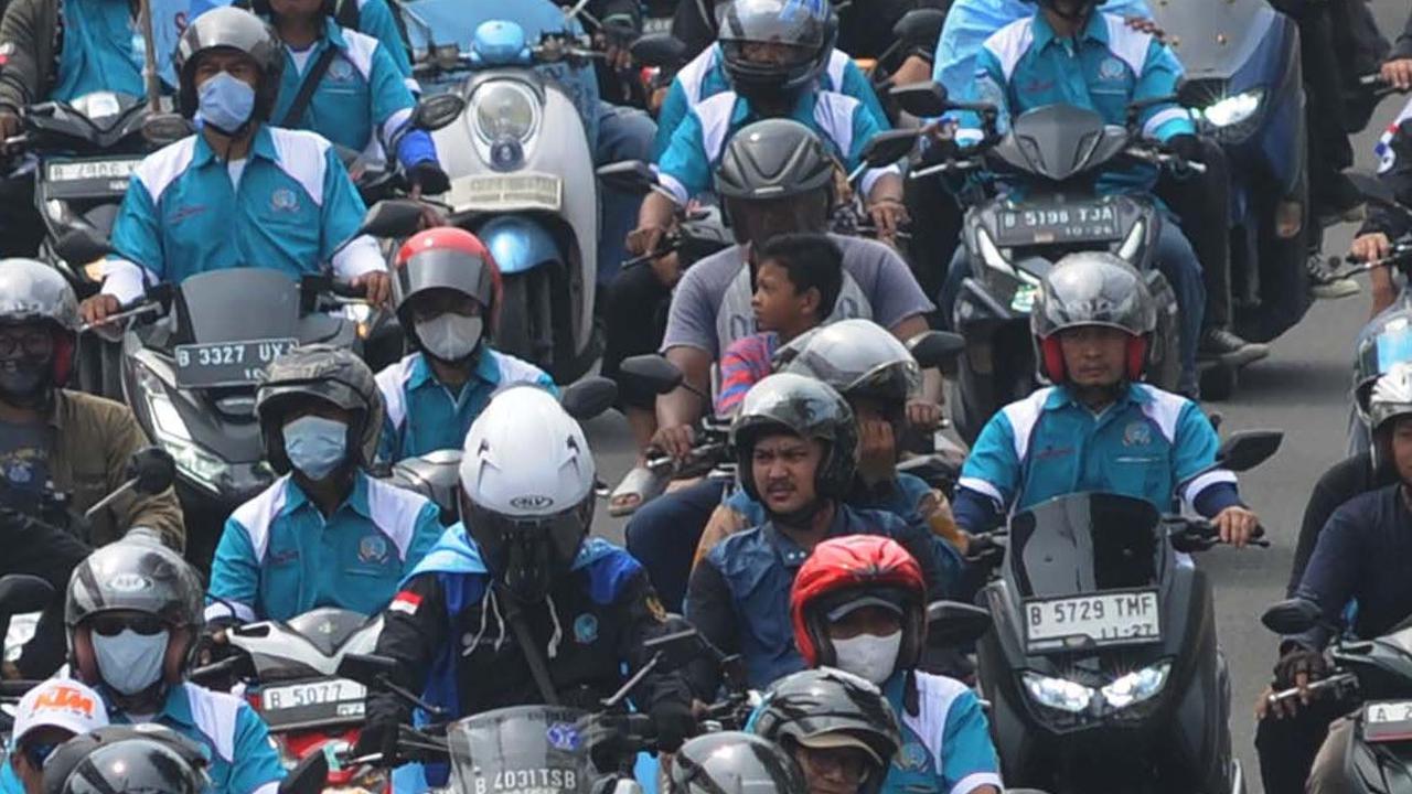 Dalam aksi unjuk rasa di Istana, para buruh ini membawa berbagai tuntutan. Di antaranya adalah&nbsp;menuntut pencabutan Omnibus Law UU Cipta Kerja dan penghapusan&nbsp;Outsourcing Tolak Upah Murah (Hostum).&nbsp; Merdeka.com/Imam Buhori