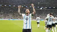 Bintang Argentina Lionel Messi merayakan golnya ke gawang Meksiko dalam pertandingan Grup C Piala Dunia 2022 di&nbsp;Lusail Iconic Stadium, Minggu (27/11) dini hari WIB. Argentina menang 2-0. (AP Photo / Ariel Schalit)