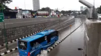 Banjir di underpass Mampang, Jakarta Selatan. (Twitter @tmcpoldametrojaya)
