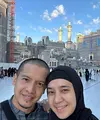 Tidak lagi nangis-nangis saat salah satu pergi menjalankan ibadah umrah. Kali ini, Dimas Seto dan Dhini Aminarti akhirnya bisa menjalankan ibadah umrah ke Tanah Suci bersama. Pasangan ini juga merayakan pergantian tahun di Mekkah. [Instagram/dhiniaminarti/dimasseto_1]