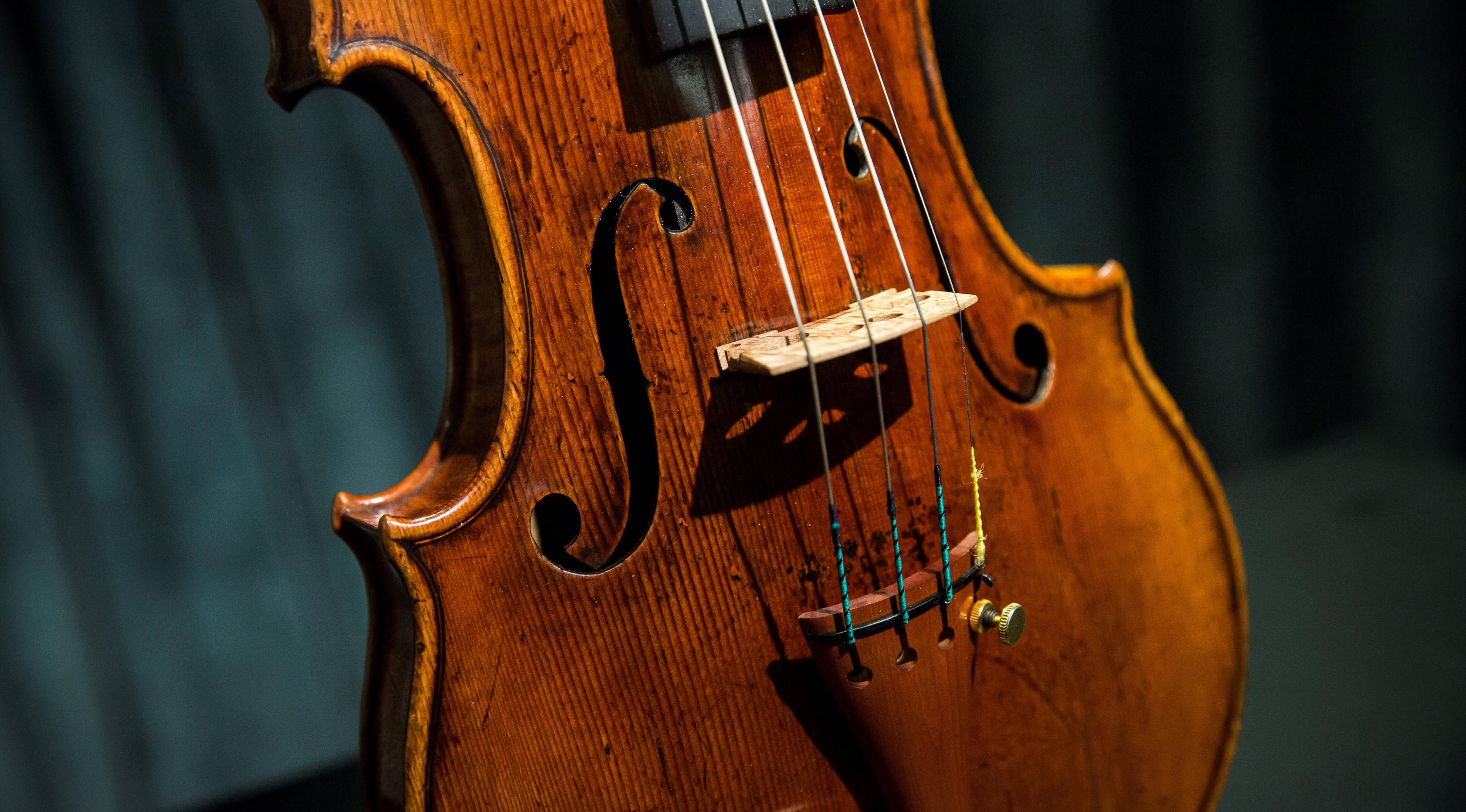 Biola langka 1684 buatan Antonio Stradivari saat diperkenalkan di Hong Kong (21/2). Biola terlangka di dunia ini diperkirakan berharga USD 1,550.000 sampai USD 2.450.000 atau sekitar Rp 20,6 miliar sampai Rp 32,5 milar. (AFP Photo / Isaac Lawrence)