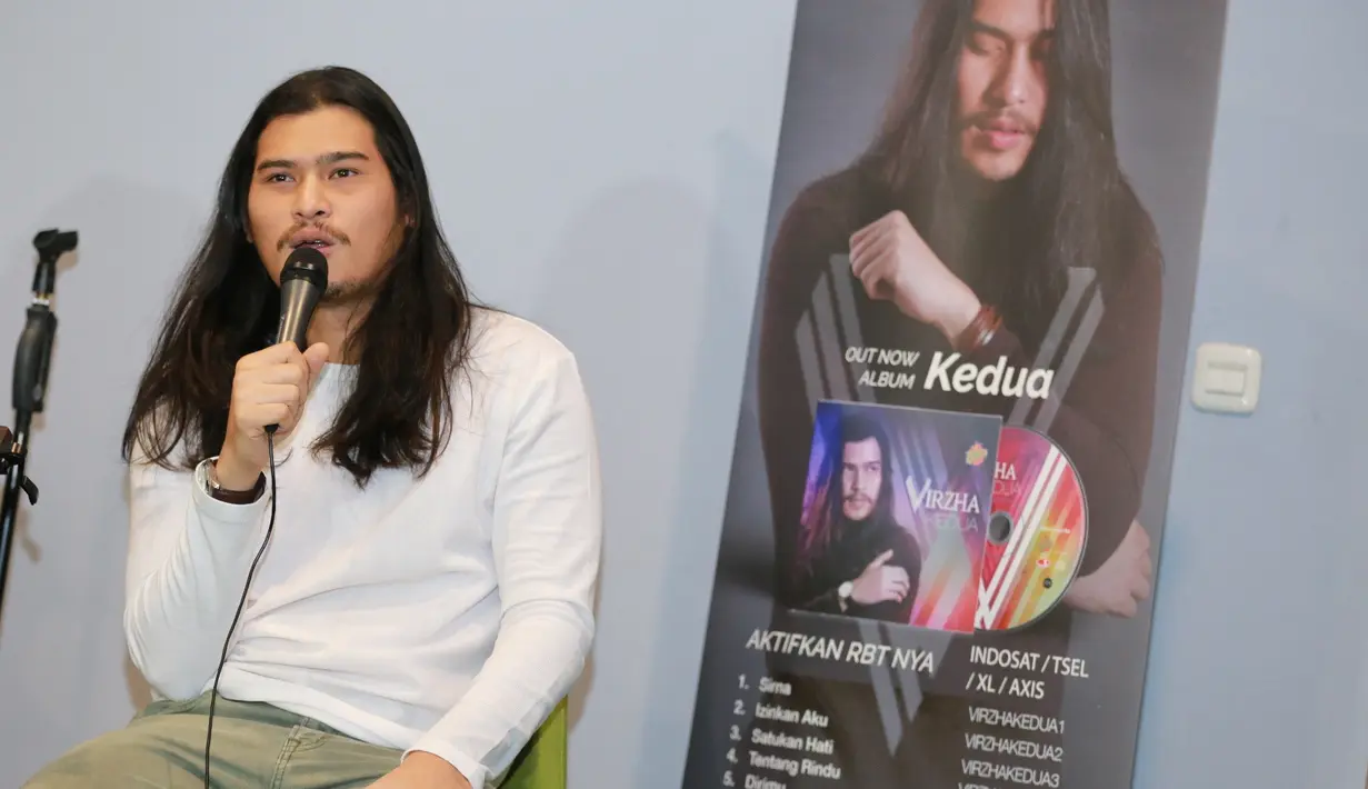 Suara Virzha nyatanya tak hanya terdengar merdu saat ia bernyanyi. Terbukti, ketika membacakan beberapa ayat surat Al Qadr, Virzha pun fasih melantunkan dengan hukum bacaan Al Quran yang detail. (Adrian Putra/Bintang.com)