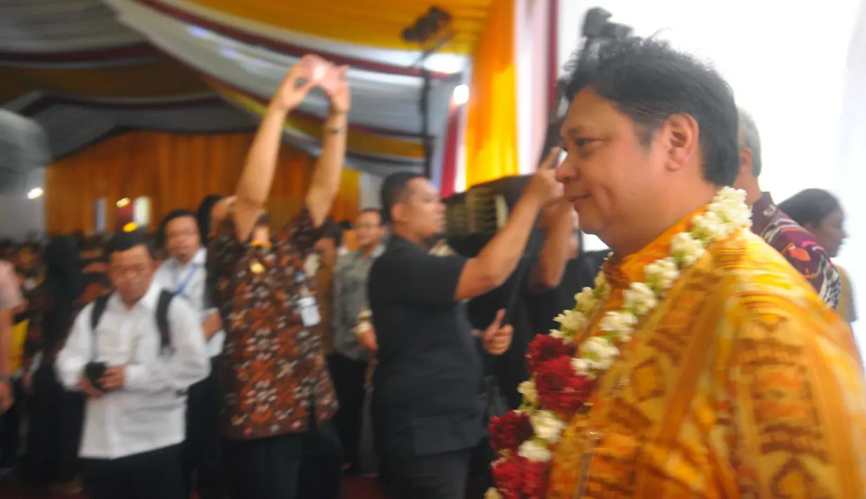 Menperin Airlangga Hartarto saat menghadiri program pendidikan vokasi yang bersifat terjaring dan selaras atau link and match antara SMK dan Industri di Demak, Jawa Tengah (28/2). (Liputan6.com/Gholib)