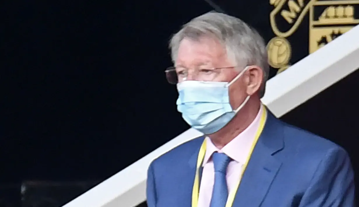 Sir Alex Ferguson menghadiri laga Manchester United melawan Southampton pada laga Premier League di Old Trafford, Selasa (14/7/2020). Mengenakan masker di bawah hidung, Sir Alex Ferguson jadi sorotan di media sosial. (AFP/Peter Powell,Pool)