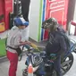 Pengguna kendaraan mengisi BBM di SPBU di Jakarta, Selasa (29/3). PT Pertamina (Persero) mengusulkan pemerintah tidak menetapkan penurunan harga BBM terlalu besar. (Liputan6.com/Angga Yuniar)