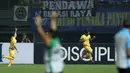 Pemain Bhayangkara, Ilham Udin merayakan golnya ke gawang Persib Bandung pada laga Liga 1 2017 di Stadion Patriot, Bekasi, Minggu (04/06/2017). (Bola.com/Nicklas Hanoatubun)