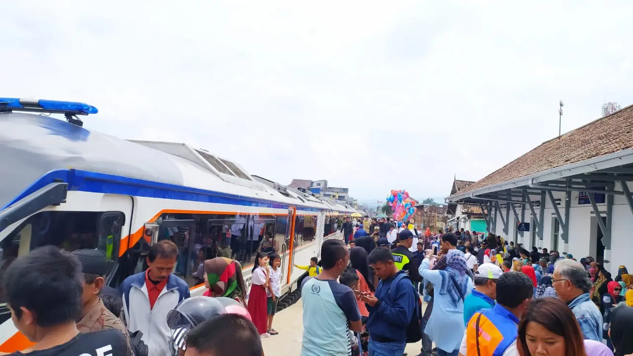 Ribuan warga mengantri menunggu kedatangan rangkaian gerbong kereta api, di Stasiun Garut Kota dalam uji coba resmi jalur reaktivasi tahap pertama Stasiun Cibatu -Garut Kota.