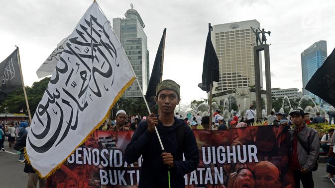 Massa menggelar aksi solidaritas untuk muslim Uighur pada kegiatan Car Free Day di kawasan Bundaraan HI, Jakarta, Minggu (23/12). Aksi solidaritas itu untuk mengutuk kekerasan terhadap Muslim Uighur oleh pemerintah China. (Merdeka.com/Iqbal S. Nugroho)