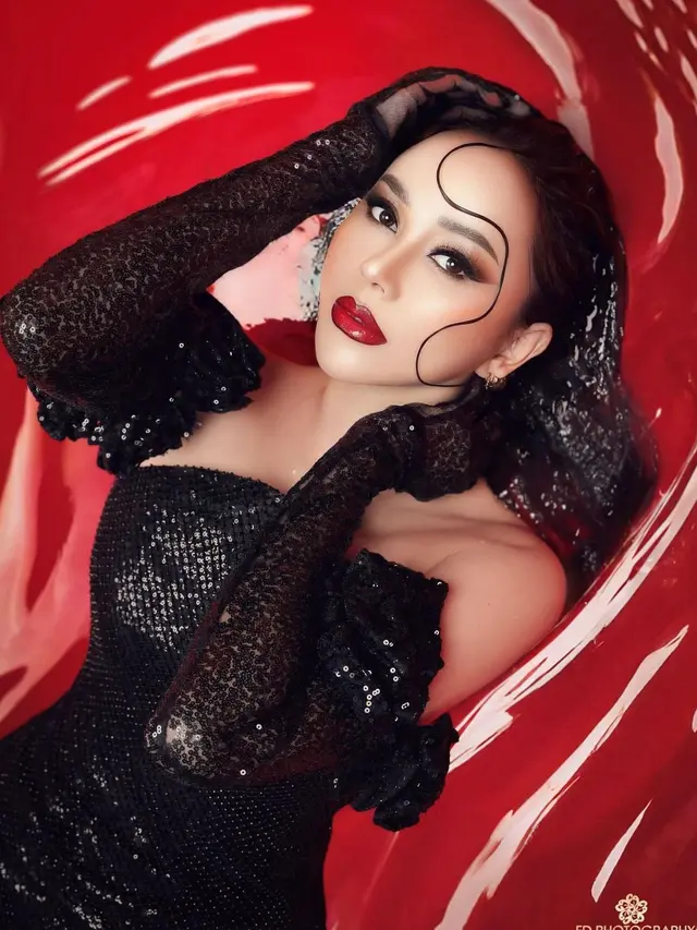 Aura Kasih dalam outfit hitam (Instagram/aurakasih)