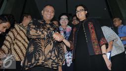 Menkeu Sri Mulyani berjabat tangan dengan pimpinanan KPK Agus Rahardjo usai datangi KPK, Jakarta, Kamis (22/9). Sri Mulyani juga membahas APBN-P 2016 dan proses pelaksanaan program Tax Amnesty.  (Liputan6.com/Helmi Afandi)