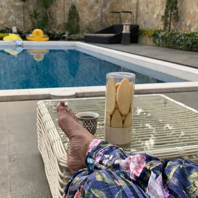 Nyaman dan Asri, Ada Tempat Tidur Rotan di Halaman Belakang Rumah Krisdayanti