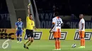 Pemain belakang PBFC, Victor Pae (keduakanan) mendapat kartu kuning dari wasit Jumadi Effendi saat laga kedua Perdelapan Final Piala Presiden 2015 di Stadion Si Jalak Harupat, Bandung, Sabtu (26/9/2015). PBFC kalah 1-2. (Liputan6.com/Helmi Fithriansyah)