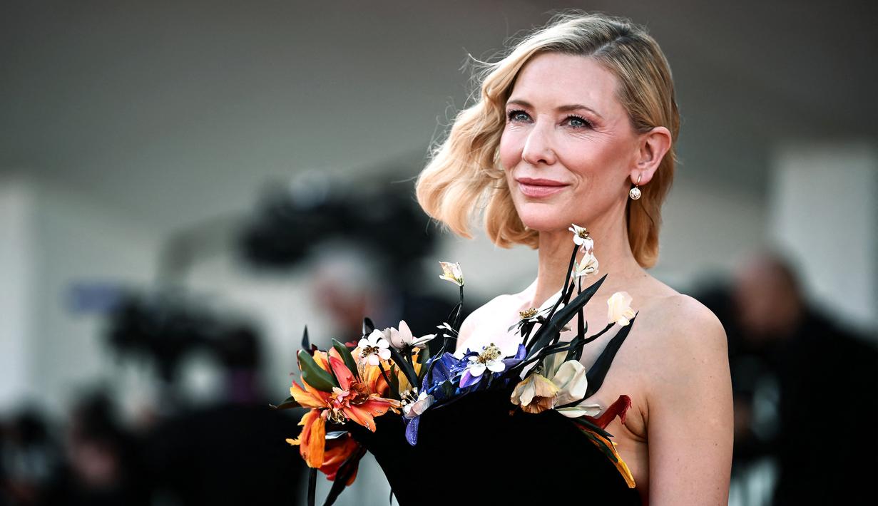Aktris Australia Cate Blanchett saat tiba untuk pemutaran film 'Tar' pada ajang Venice Film Festival 2022 di Venesia, Italia, 1 September 2022. Cate Blanchett tak pernah mengecewakan saat menghadiri Venice Film Festival 2022. (Tiziana FABI/AFP)