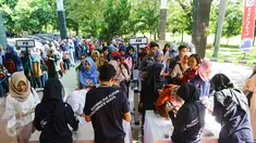Sejumlah mahasiswa melakukan registrasi untuk mengikuti acara EMTEK Goes To Campus (EGTC) 2017 di Universitas Negeri Semarang, Jawa Tengah, Rabu (5/4). Tahun ini, EMTEK kembali menggelar acara EGTC di 5 kota besar. (Liputan6.com/Yoppy Renato)