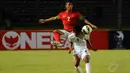 Bek Timnas Indonesia U-19, Putu Gede Juni Antara (atas) mencoba menahan laju serangan pemain Myanmar, Aung Thu, saat berlaga di Stadion GBK Jakarta, (5/5/2014). (Liputan6.com/Helmi Fithriansyah)