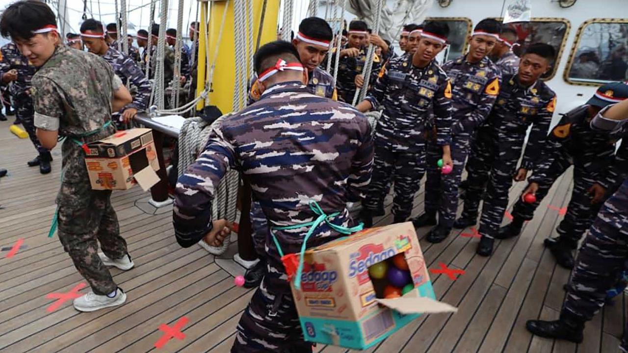 FOTO: Serunya Taruna AAL Rayakan 17 Agustusan di Tengah Laut