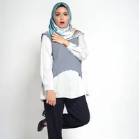 Tika Ramlan atau akrab dikenal dengan Tika eks T2 ini telah memantapkan hatinya untuk berhijab sejak bulan September 2017 lalu. Setelah berhijab, tampilan Tika pastinya semakin memesona dan bikin hati adem. (Instagram/tika_ramlan)