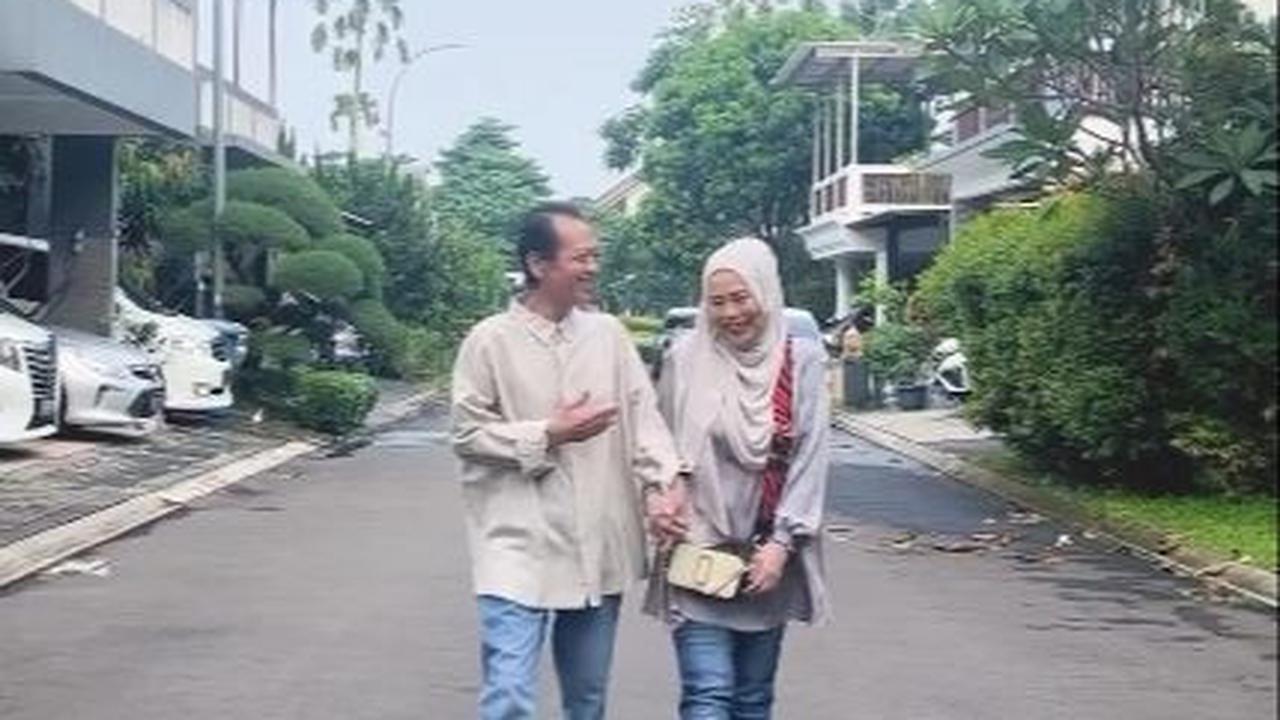 Dewi Yull pernah menikah dengan aktor Ray Sahetapy, namun pernikahan mereka berakhir pada tahun 2004.