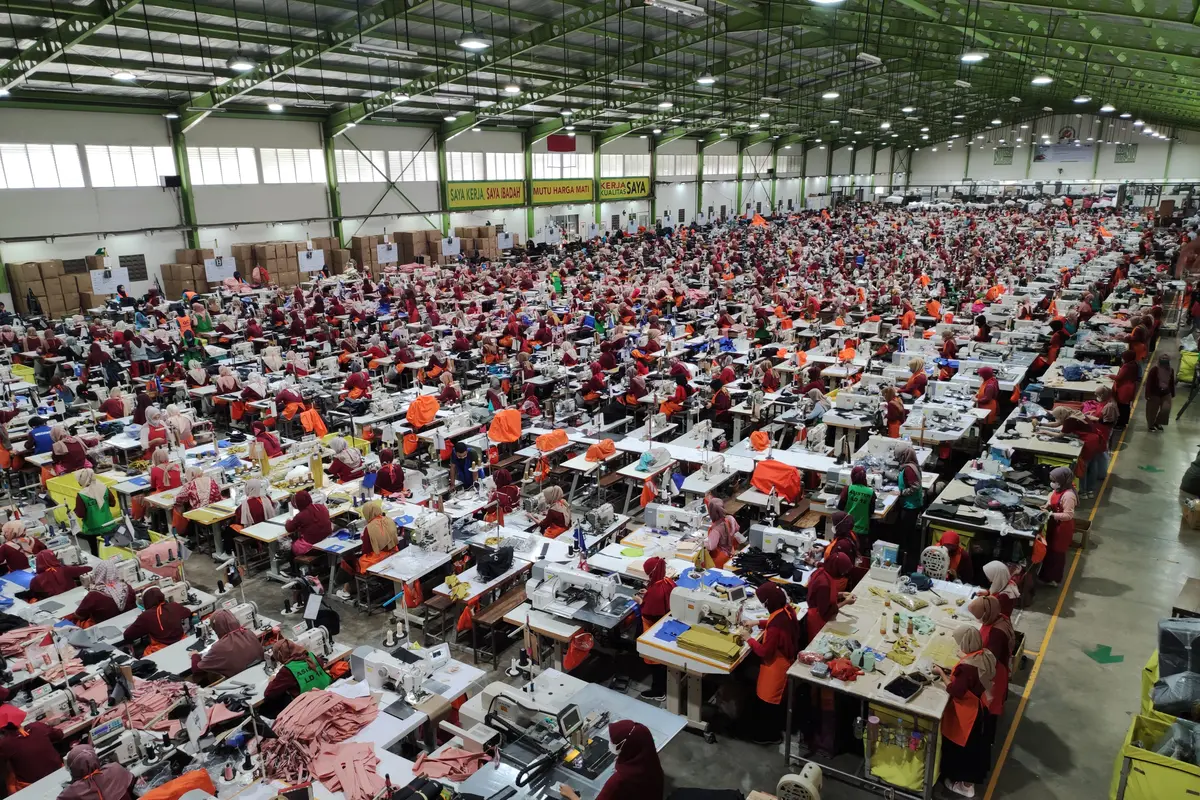 Suasana produksi di gudang Eiger.