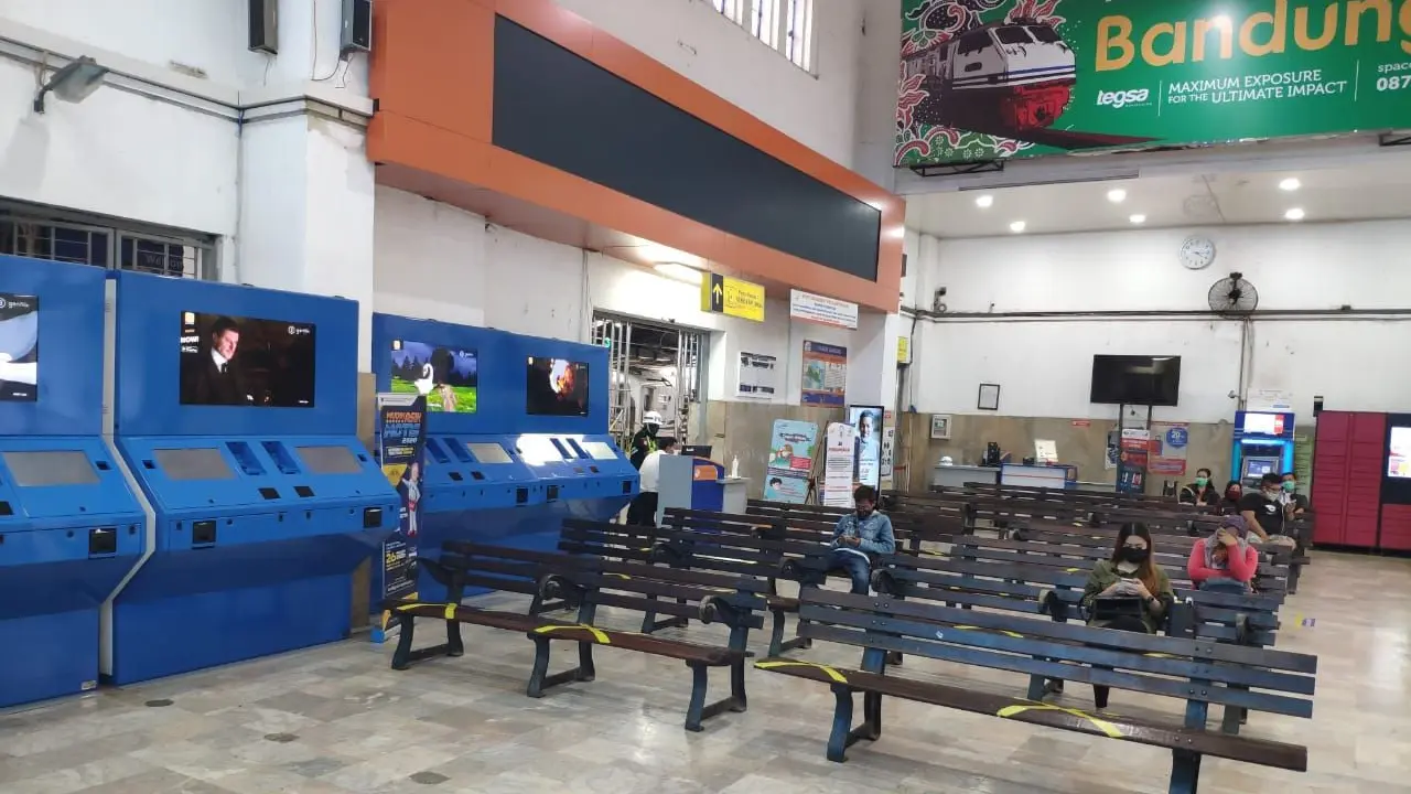 Suasana Stasiun Bandung pada masa social distancing yang diberlakukan oleh pemerintah, Bandung, Senin, 6 April 2020. (Foto: Humas PTKA Daop 2)