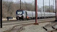 Kereta api Amtrak yang tergelincir di selatan Philadelphia menyebabkan 2 orang tewas. (Reuters)