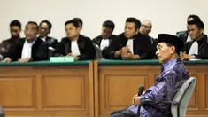 Tersangka kasus korupsi migas, Fuad Amin Imron menjalani sidang putusan sela di Pengadilan Tipikor, Jakarta, Senin (25/5/2015). Fuad terlibat kasus dugaan suap jual beli pasokan gas alam di Gresik dan Gili Timur, Bangkalan. (Liputan6.com/Helmi Afandi)