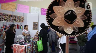 Pengunjung melihat produk yang ditawarkan dalam Bazar Amal Women International Club (WIC) Ke-52 di JCC Senayan, Jakarta, Rabu (11/12). Kegiatan tersebut dalam rangka menggalang dana untuk meningkatkan pendidikan dan kesejahteraan masyarakat Jakarta. (Liputan6.com/Angga Yuniar)